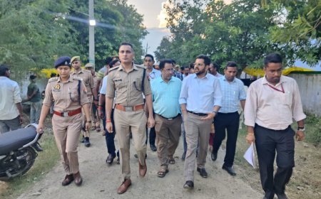 जिलाधिकारी ने किया बाढ़ प्रभावित क्षेत्र परियर के शरणार्थी स्थल का बाढ़ के द्रष्टिगत सभी आवश्यक व्यवस्थाएं सुनिश्चित कराए जाने के दिया निर्देश