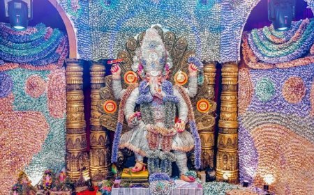 1.51 करोड़ के नोटों के श्रृंगार में सजे  "उदयपुर चा राजा"  रात तक उमड़ा भक्तों का सैलाब