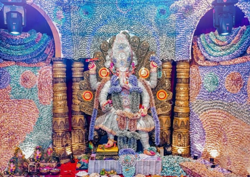 1.51 करोड़ के नोटों के श्रृंगार में सजे "उदयपुर चा राजा" रात तक उमड़ा भक्तों का सैलाब